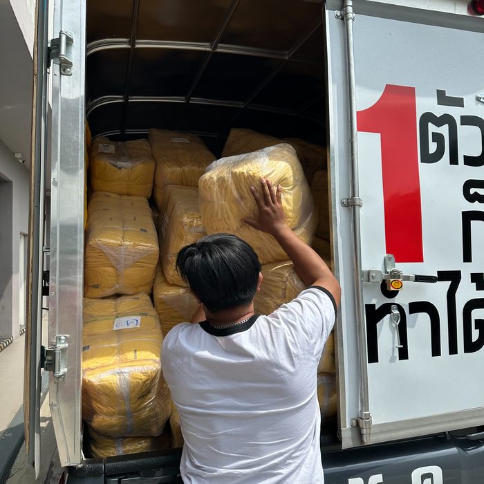 ขนส่งเสื้อ BaNANA ขึ้นรถบรรทุกเตรียมส่งมอบ