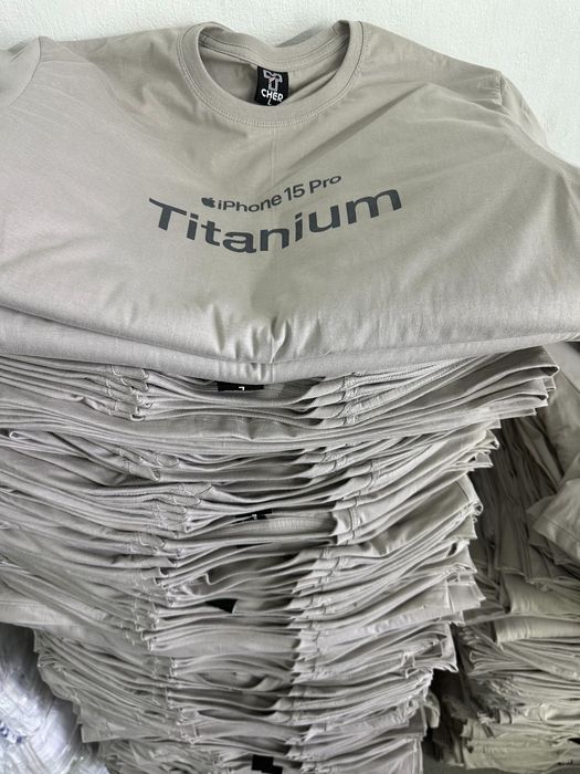 เสื้อที่ผลิตเสร็จพร้อมส่งมอบจำนวนมาก