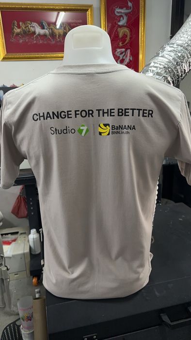 เสื้อแคมเปญ iPhone 15 Pro Titanium ด้านหน้า