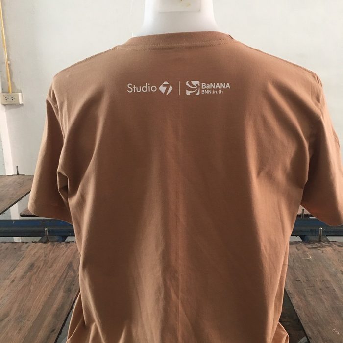 เสื้อแคมเปญ iPhone 16 ด้านหลัง Studio 7 x BaNANA