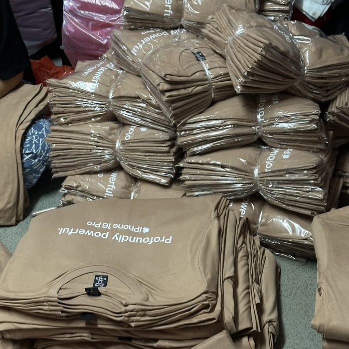 เสื้อ iPhone 16 ที่ผลิตเสร็จพร้อมส่งมอบจำนวนมาก