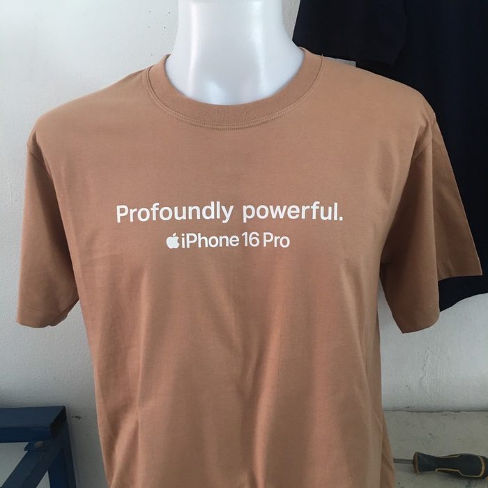เสื้อแคมเปญ iPhone 16 Pro ด้านหน้า Profoundly powerful