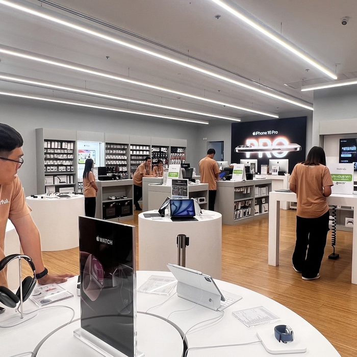 บรรยากาศร้าน Studio 7 ช่วงเปิดตัว iPhone 16 Pro ทีมงานใส่เสื้อแคมเปญ