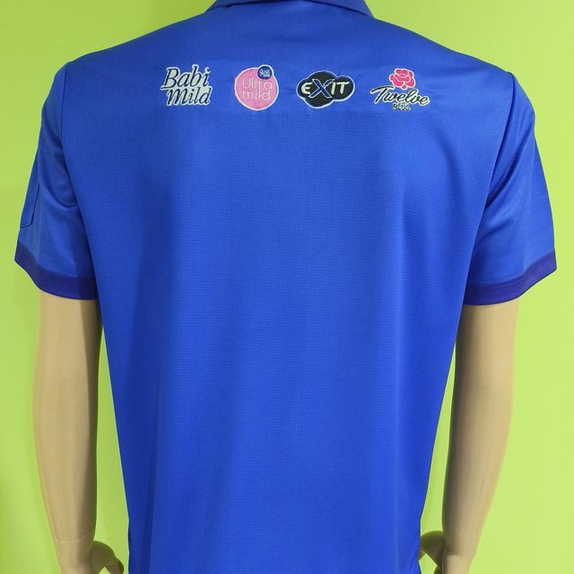 เสื้อโปโลยูนิฟอร์มโอสถสภา ด้านหลัง ปักโลโก้แบรนด์ในเครือ