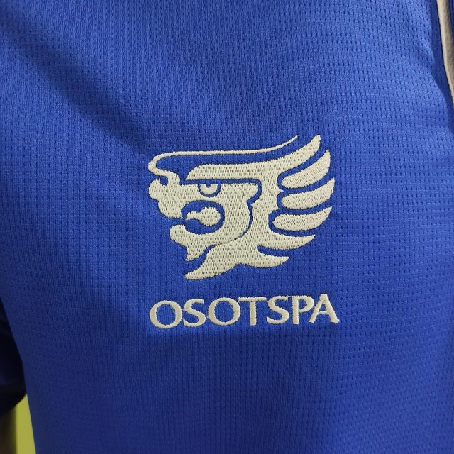 โลโก้ OSOTSPA ปักที่อกเสื้อ ระยะใกล้